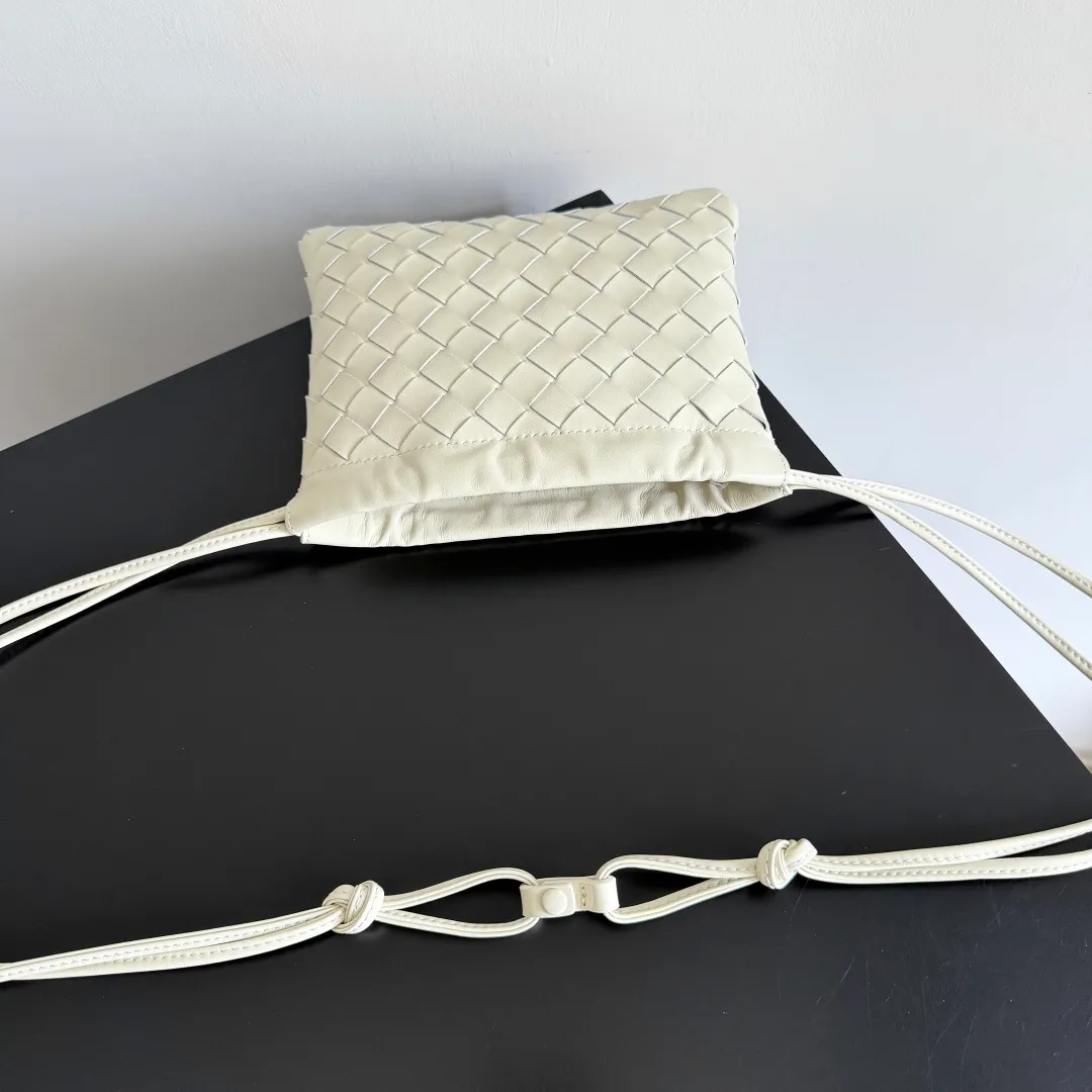 Batch 1400 BOTTEGA VENETA DUSTBAG mini size is officially launched📣📣. It still continues the classic weaving process. The lazy and casual feeling presented by the drawstring pockets is not too suitable for summer. The small back body is light and convenient. It is enough to carry lipstick and tissues when going out every day. It is not easy to make mistakes with any clothes. The shoulder strap has a buckle and pull-out design, which can be adjusted to unlock multiple carrying methods. Style number: 816987 Size: 21*16.6*1cm